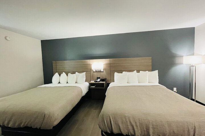 2 Queen Beds (16 of 17)