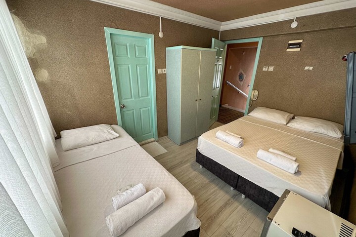 Room 27 of 102