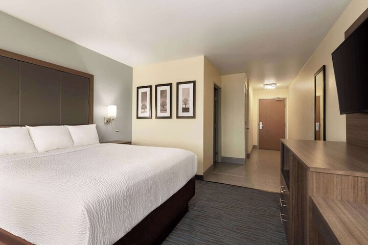 1 King Bed (12 of 13)