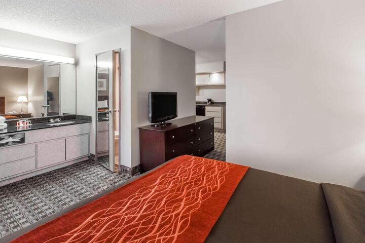 1 Queen Bed (7 of 7)