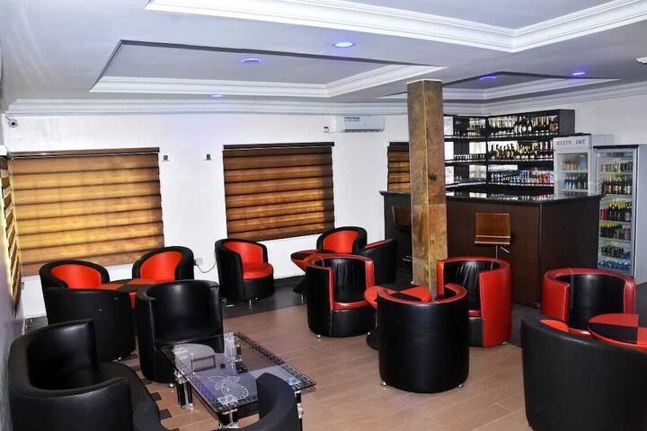 Lounge 45 of 51