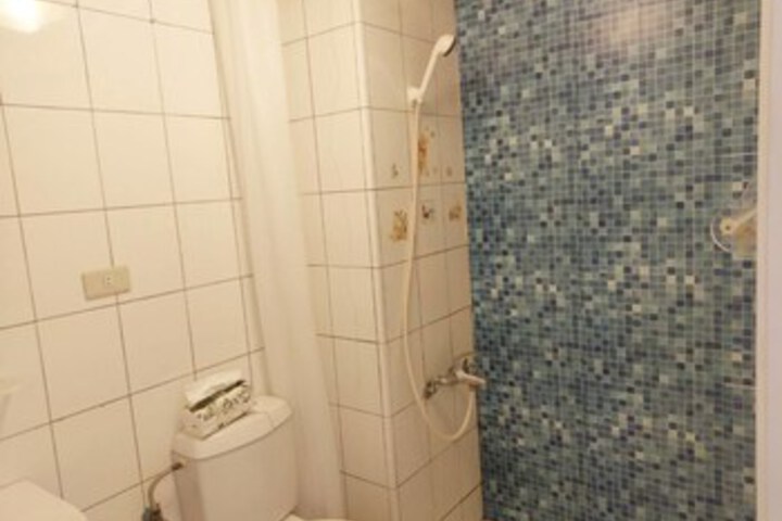 Room 5 of 17