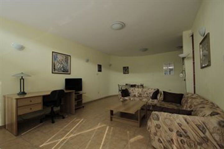 Room 12 of 27