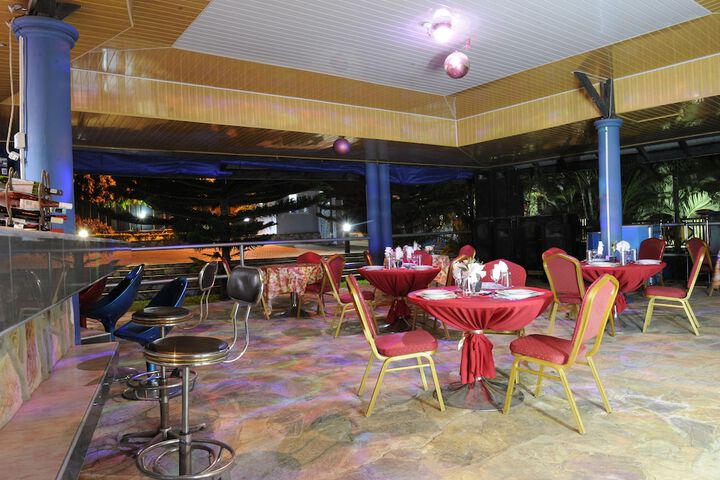 Lounge 52 of 67