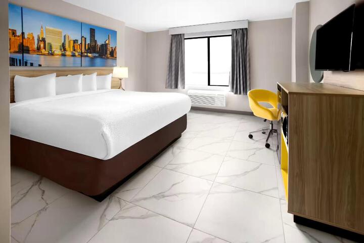 1 Queen Bed (5 of 6)