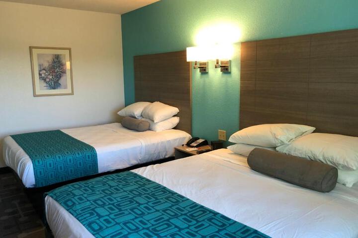 1 Queen Bed (10 of 15)
