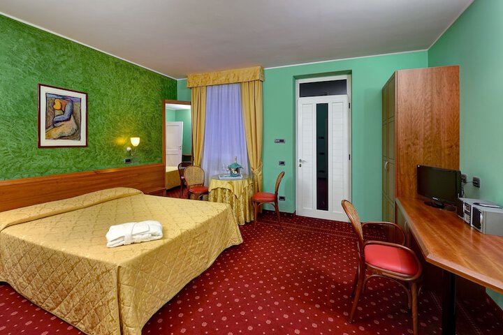 Room 4 of 25