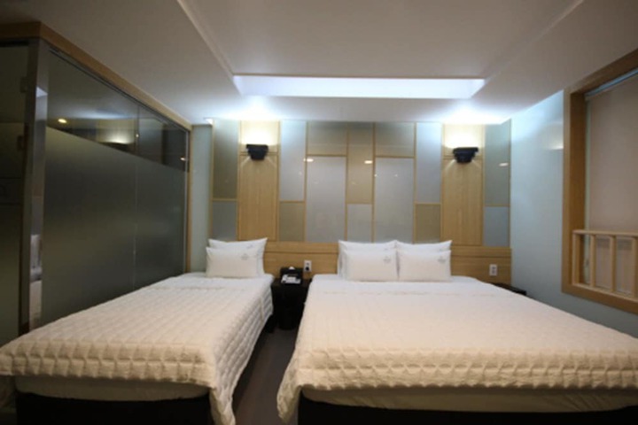 Room 25 of 43