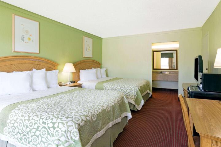 1 Queen Bed Accessible (8 of 25)