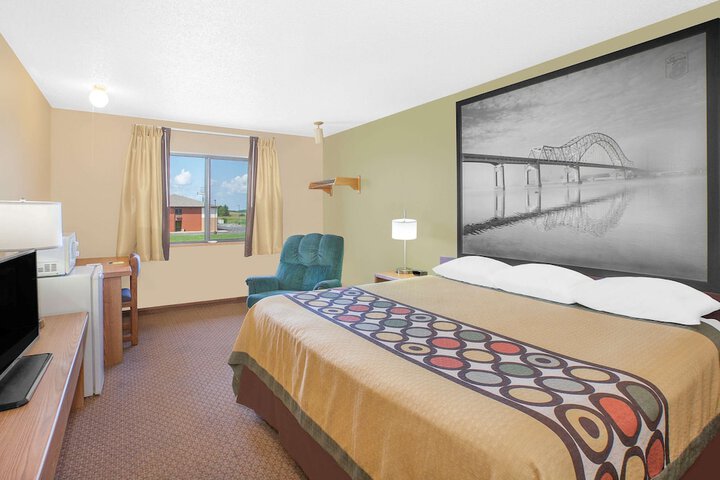 1 Queen Bed Mobility Accessible (10 of 11)