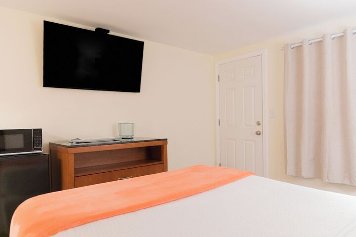 Room 9 of 16