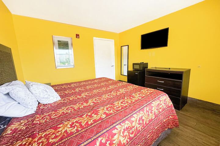 1 King Bed (8 of 9)