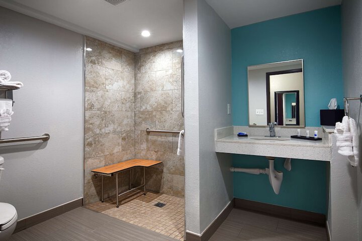Accessible 1 King Mobility Accessible Communication Assistance Roll in Shower Microwave and Refrigerator WiFi Full Breakfast (7 of 12)