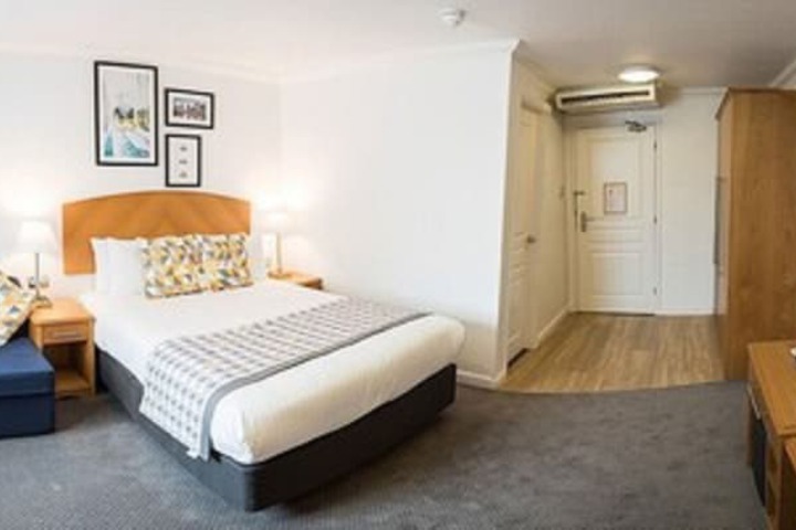 Room 25 of 162