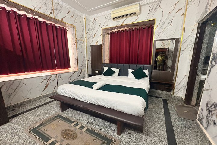 Room 6 of 28