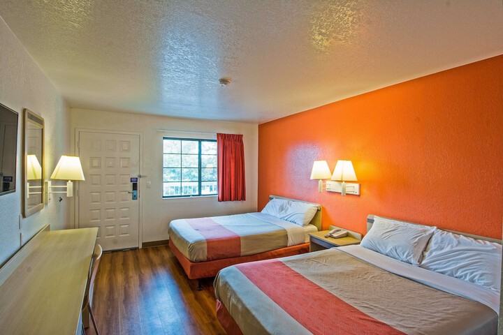 1 Queen Bed (3 of 9)