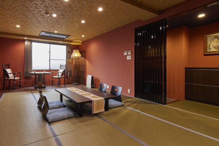 Room 6 of 42