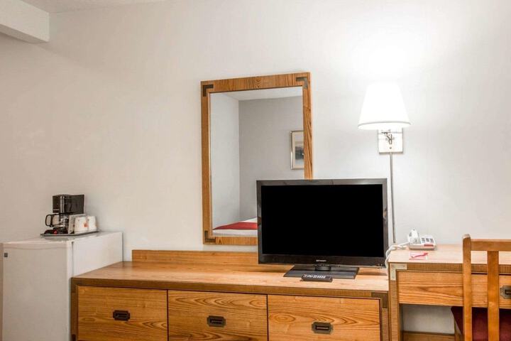 1 Queen Bed (4 of 15)