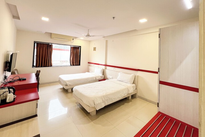 Room 6 of 33