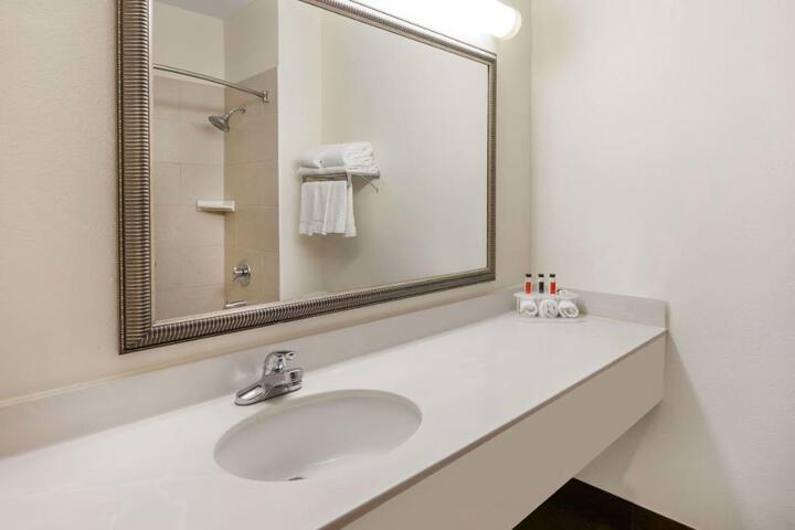 1 Queen Bed Mobility Accessible Bathtub with Grab Bars (13 of 14)