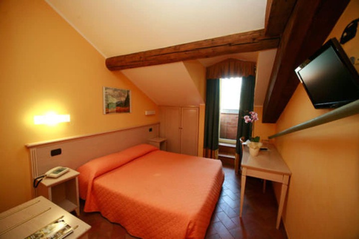 Room 6 of 42