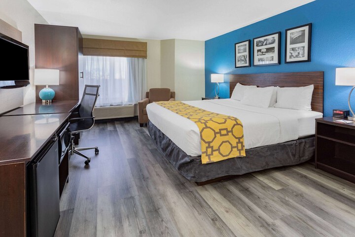 1 King Bed (9 of 12)