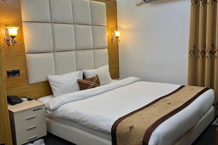 Room 5 of 18