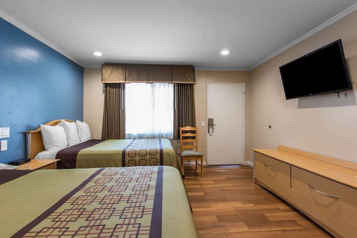 2 Queen Beds (7 of 11)