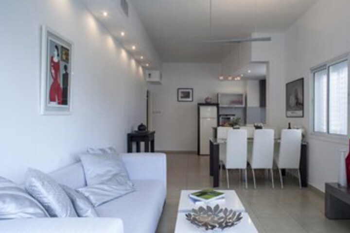 Room 10 of 28