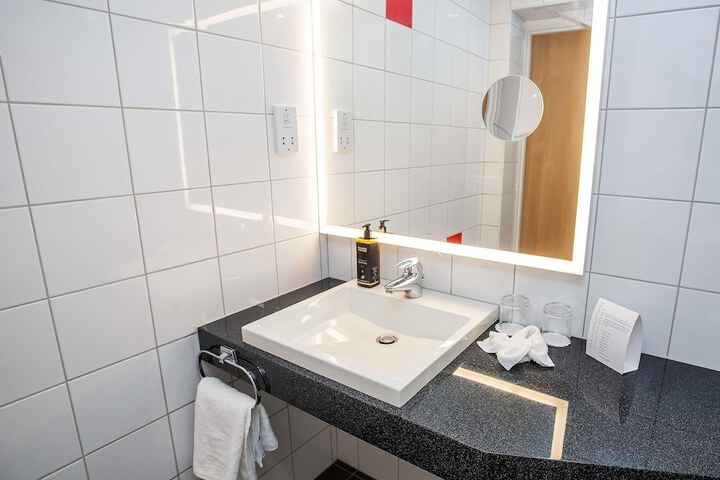 Room 30 of 108