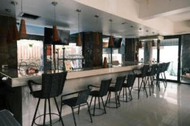 Lounge 10 of 23
