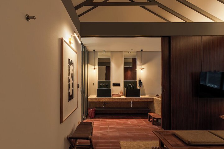 Room 4 of 18