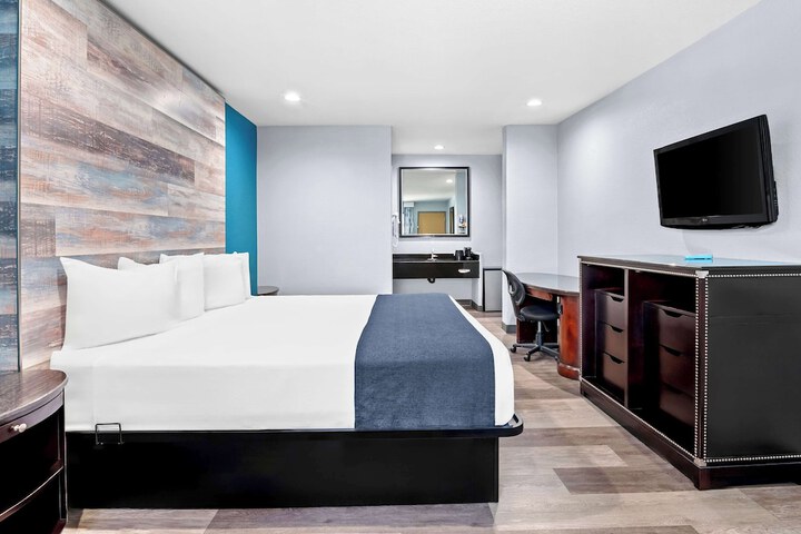 1 King Bed Desk WiFi Continental Breakfast (14 of 19)
