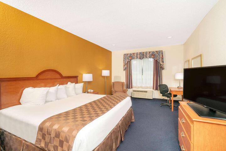 1 King Bed (3 of 5)