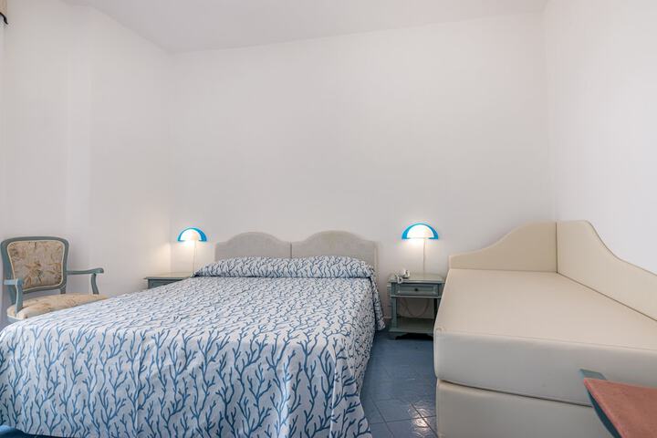 Room 27 of 108