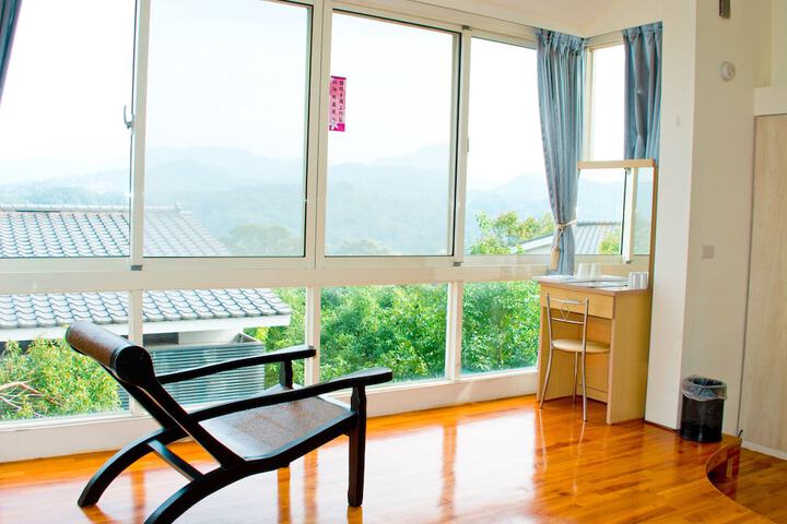 Room 2 of 82
