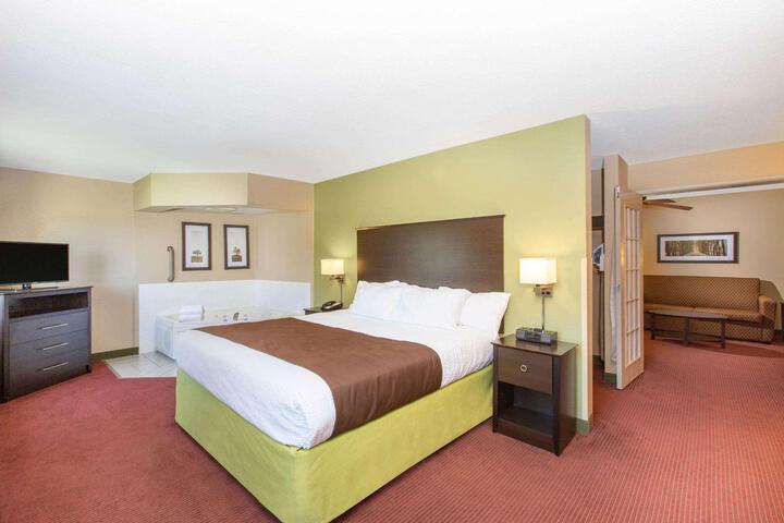 1 King Bed Deluxe Mobility Accessible (17 of 25)