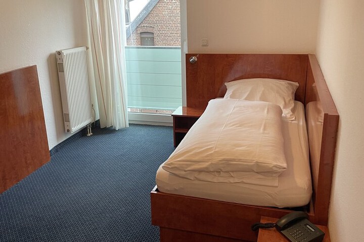 Room 13 of 18
