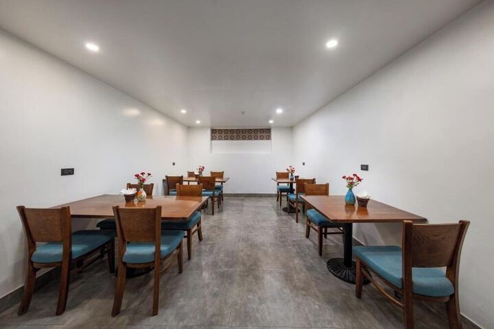 Dining 8 of 23