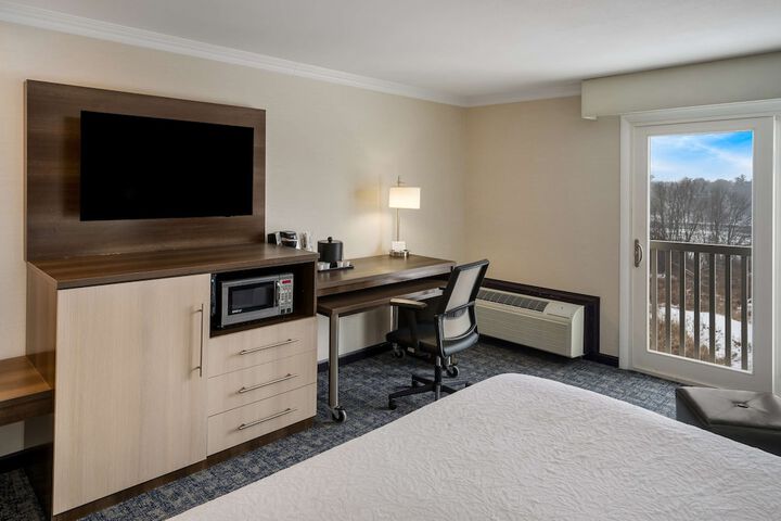 1 King Bed Desk Microwave and Refrigerator WiFi (13 of 24)