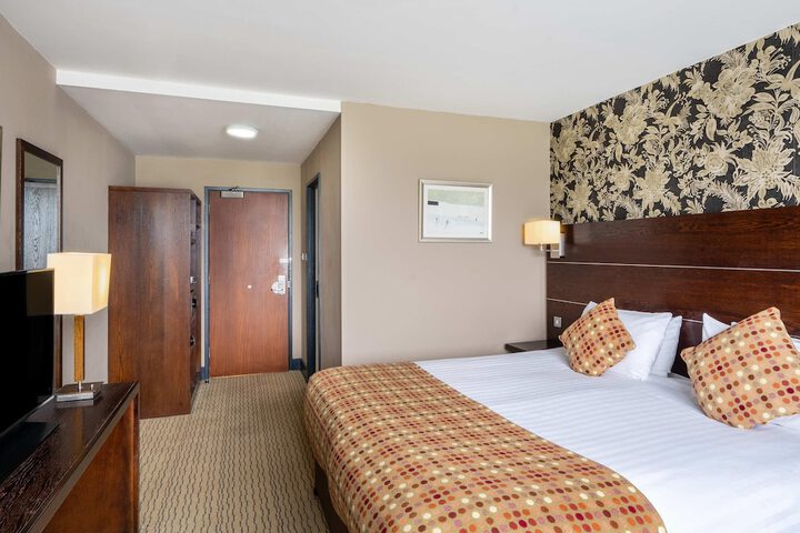 Room 15 of 104