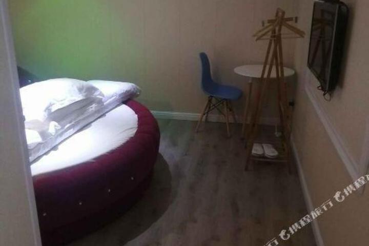 8090 Boutique Hotel