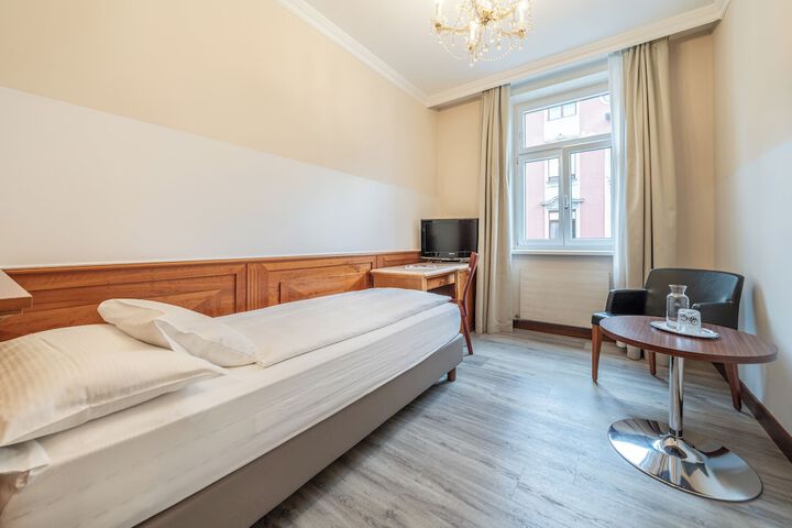 Room 34 of 104