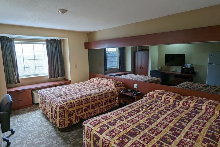 1 Queen Bed (3 of 3)