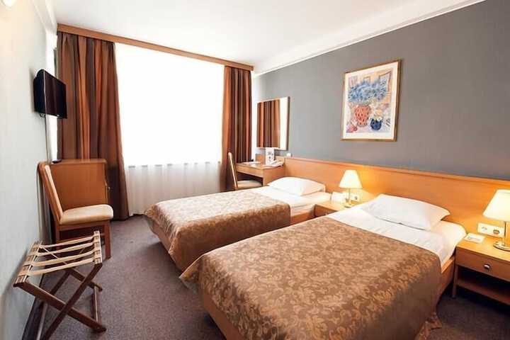 Room 10 of 43