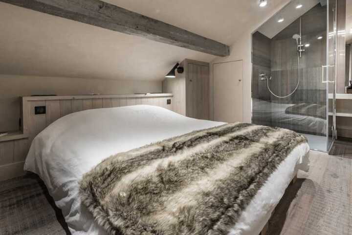 Room 6 of 16