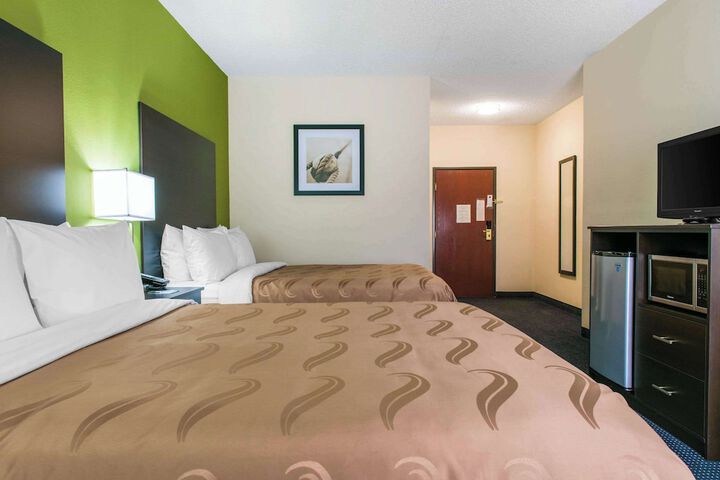 2 Queen Beds (5 of 7)