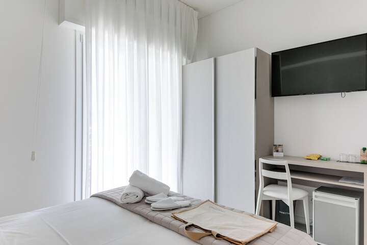 Room 8 of 80