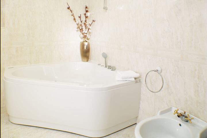 Deep soaking bathtub