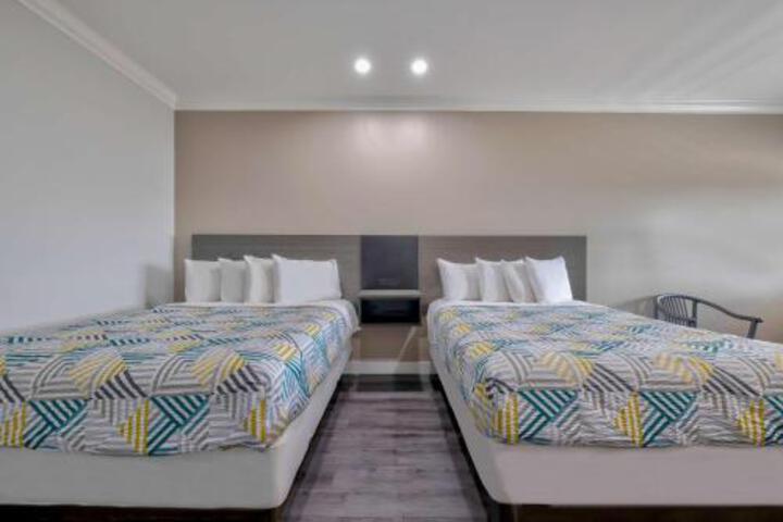 1 Queen Bed Refrigerator (14 of 26)